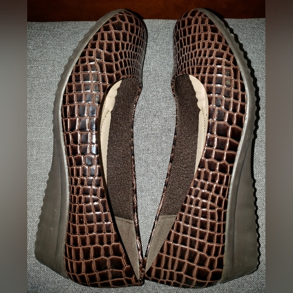 Pierre Dumas Brown Croc-Embossed Relaxed Wedge Pump 6.5 - Picture 2 of 4
